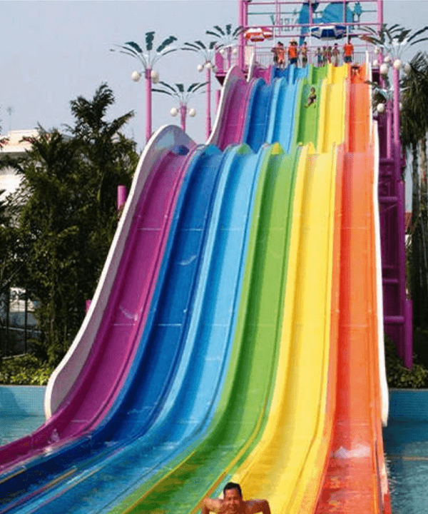 Waterparkta yan yana renkli su kaydırakları