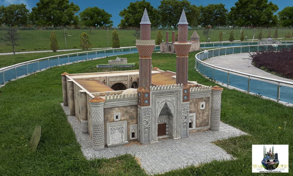 Çifte minareli Selçuklu eseri maketi