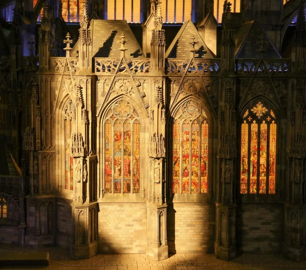 Katedral minyatür maketinde cephe, vitray ve çatı ayrıntıları
