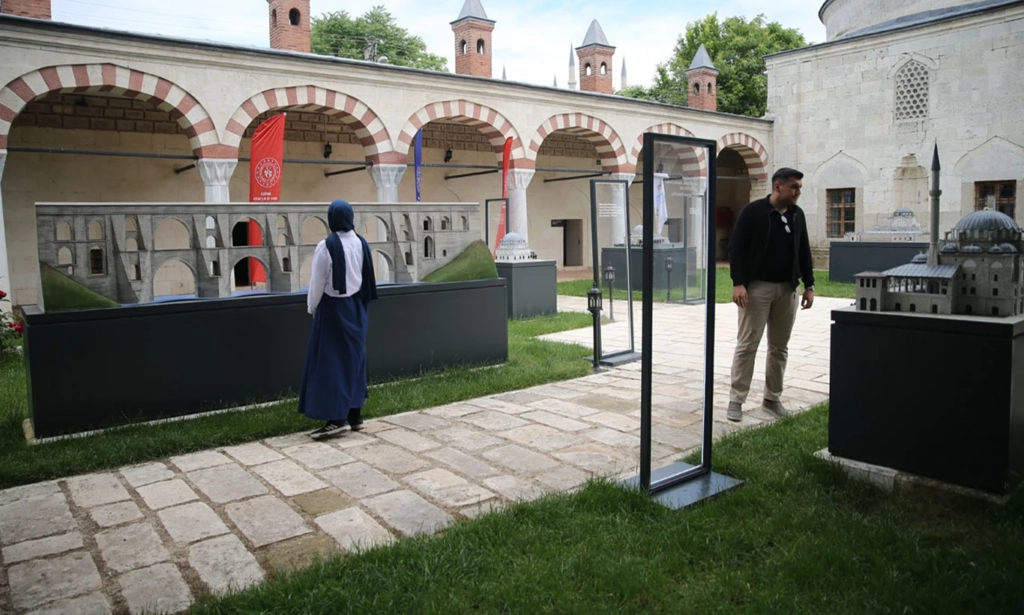 Ziyaretçiler Mimar Sinan Müzesi avlusunda