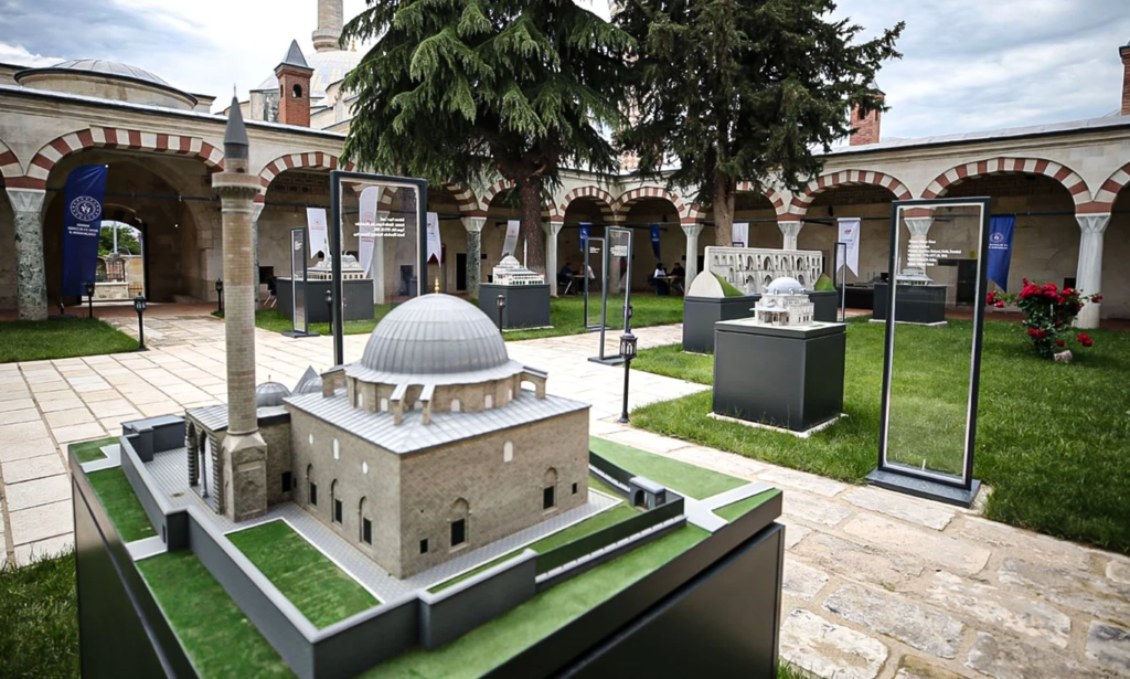 Avluda cami maketi, Mimar Sinan eserleri