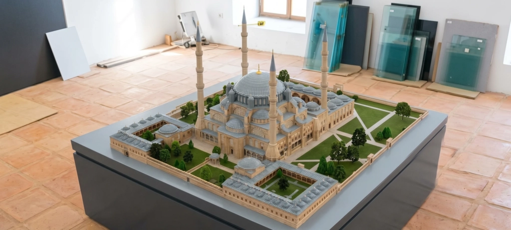 Cami ve külliye maketi atölyede