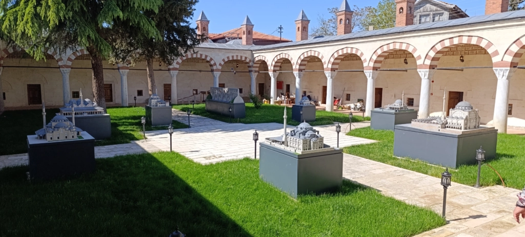 Avluda Mimar Sinan eserleri maketleri