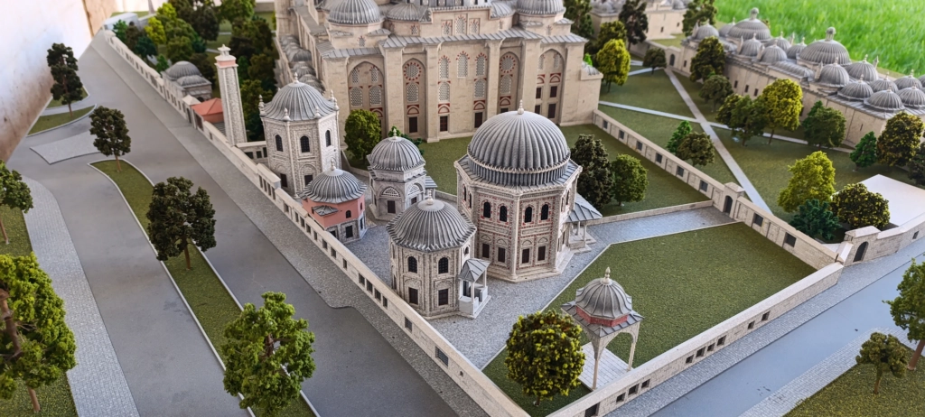 Külliye maketi kubbe ve medrese detayları